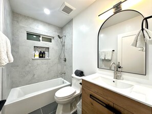 Secador de cabelo, toalhas de banho
