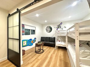 4 bedrooms, desk, iron/ironing board, travel crib