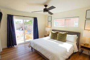 4 soverom, skrivebord, strykejern/-brett og reiseseng for barn