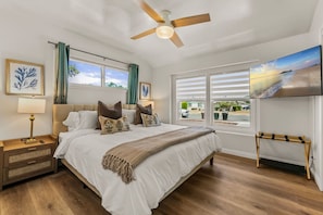 4 soverom, skrivebord, strykejern/-brett og reiseseng for barn