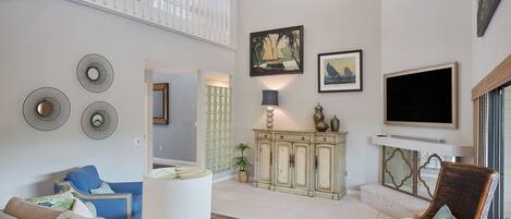 Televisión y chimenea