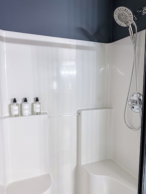 Secadora de cabello, toallas, jabón, papel de baño 
