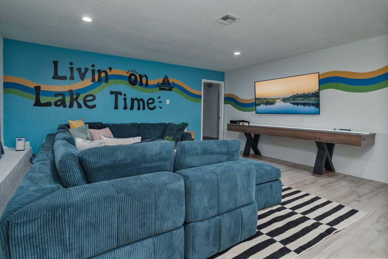 Een televisie en een tafeltennistafel