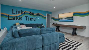 Een televisie en een tafeltennistafel