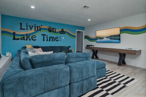 Téléviseur, table de ping-pong