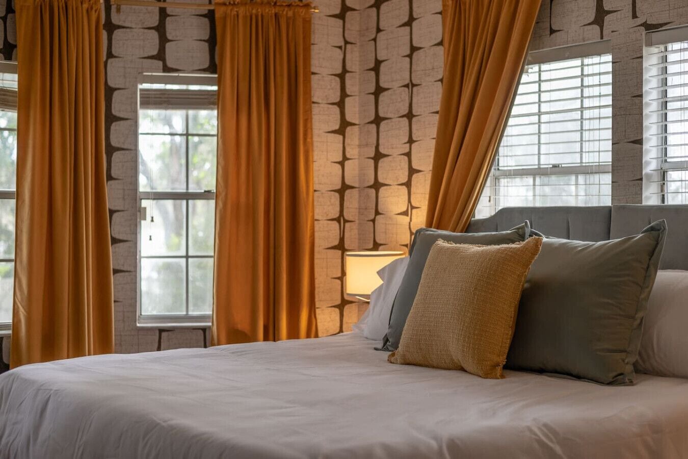 Desk, iron/ironing board, WiFi, bed sheets