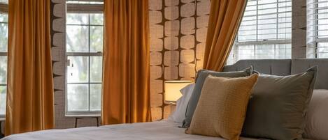 Escritorio, tabla de planchar con plancha, wifi y ropa de cama