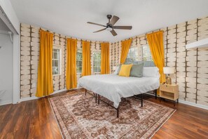 Desk, iron/ironing board, WiFi, bed sheets