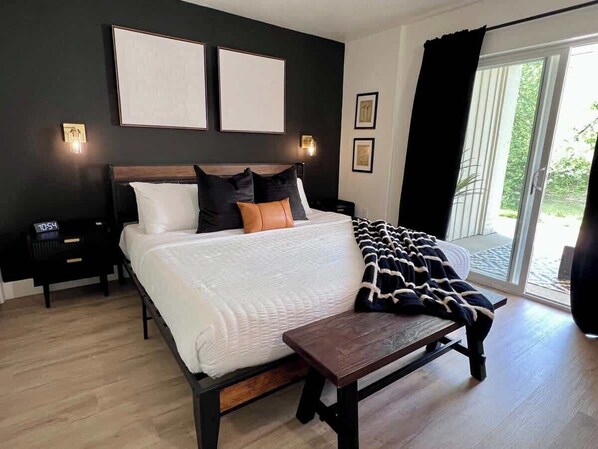 1 chambre, fer et planche à repasser, lit de bébé portatif