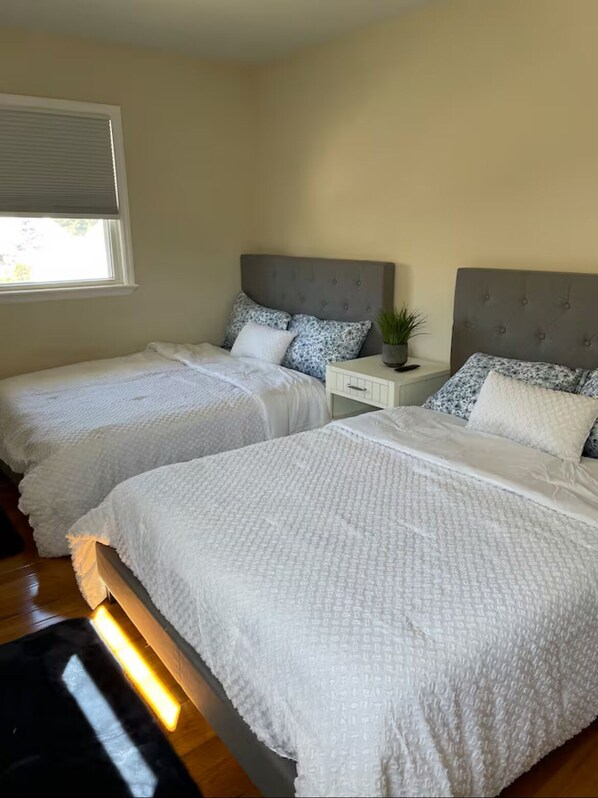 4 bedrooms, iron/ironing board, WiFi, bed sheets