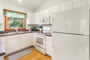 Kjøleskap, mikrobølgeovn, ovn og kokeplater