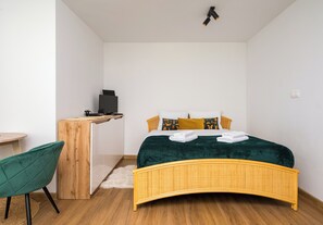 Iron/ironing board, WiFi, bed sheets