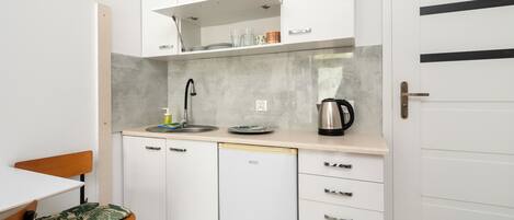 Kjøleskap, kokeplater og brødrister