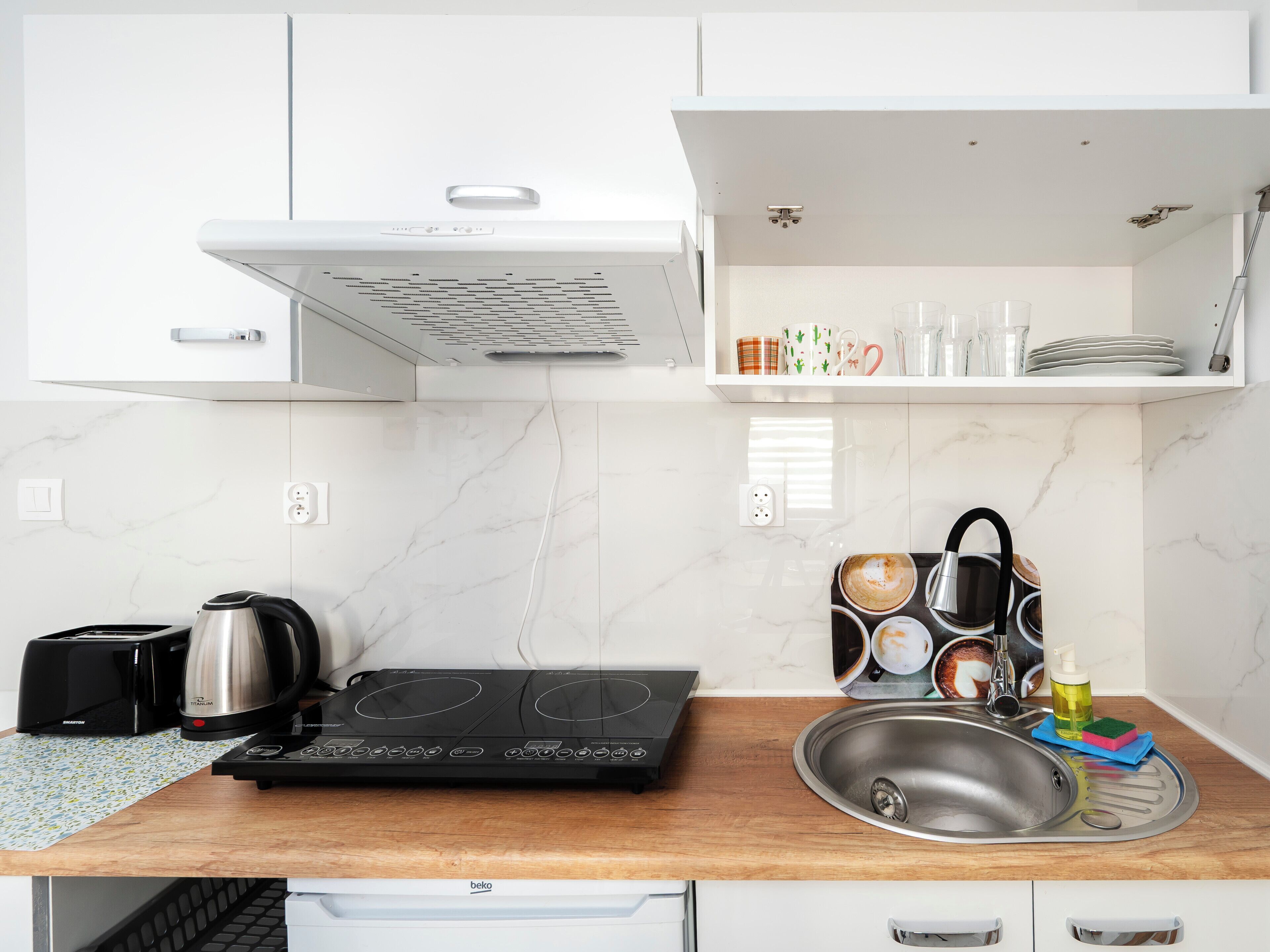 Frigorífico, placa de cocina y tostadora