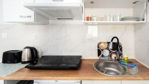 Una cocina moderna con estufa integrada, un lavabo y una encimera.