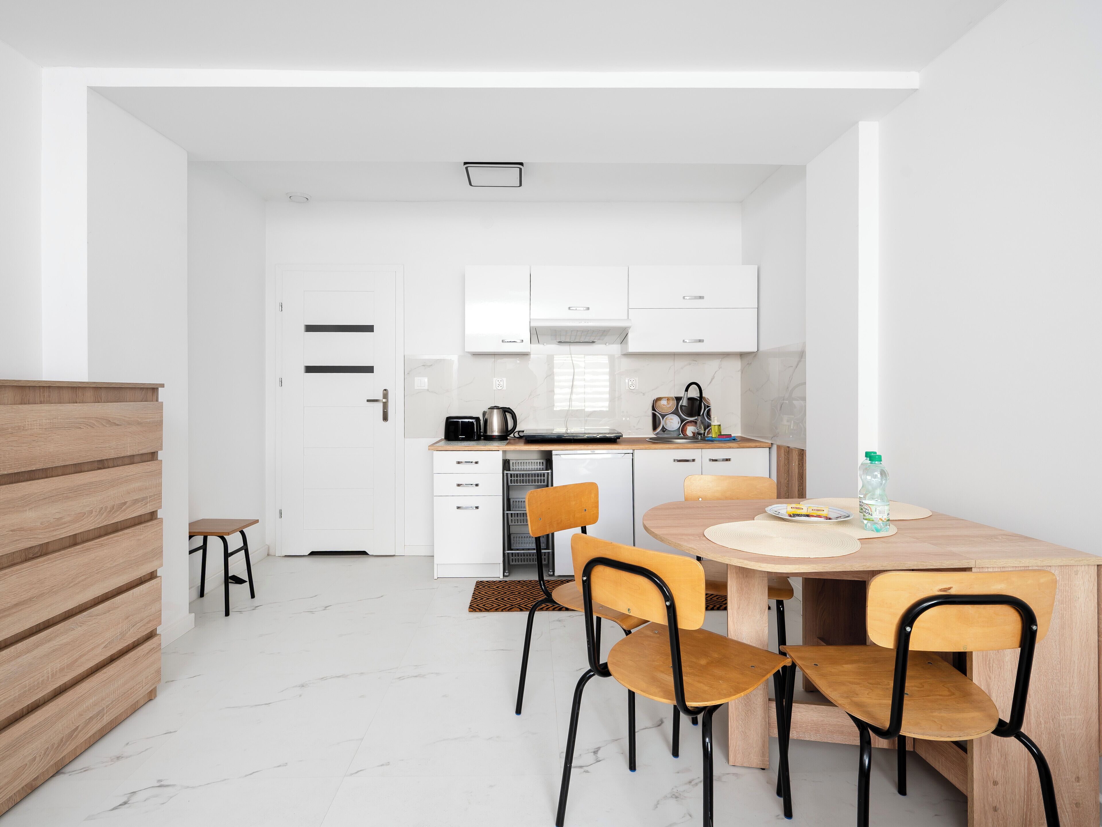 Frigorífico, placa de cocina y tostadora