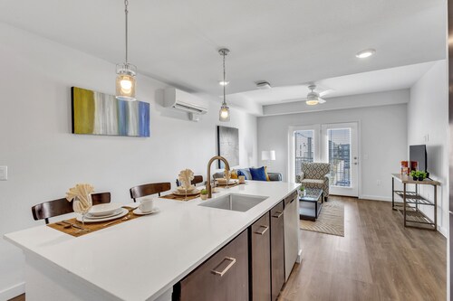 Modern 2BR w/Pool+Gym+Game Room + Min to St. David's Hosp