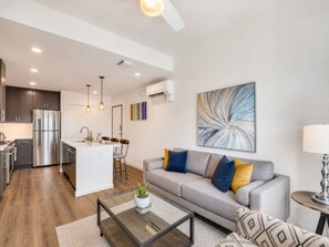 Smart TV - Modern Jarrell Retreat, Near Austin, Pool+Parking (Jarrell)