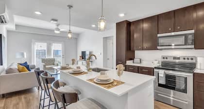 Modern 2BR w/Pool+Gym+Game Room + Min to St. David's Hosp