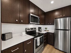 Coffee/tea maker, fridge, microwave, oven