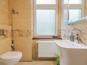 Douche, séchoir à cheveux, serviettes fournies