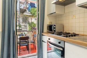 Frigorífico, microondas, horno y placa de cocina