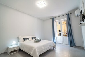 1 habitación, escritorio, tabla de planchar con plancha y cuna de viaje 