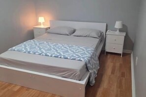 1 slaapkamer, een bureau, een strijkplank/strijkijzer, gratis wifi