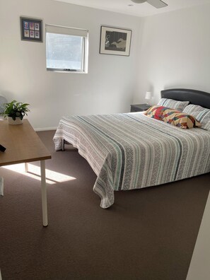 3 chambres, fer et planche à repasser, Wi-Fi, draps fournis