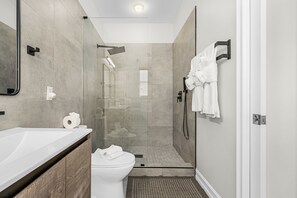 Douche, sèche-cheveux, serviettes fournies