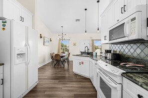 Kjøleskap, mikrobølgeovn, ovn og kokeplater