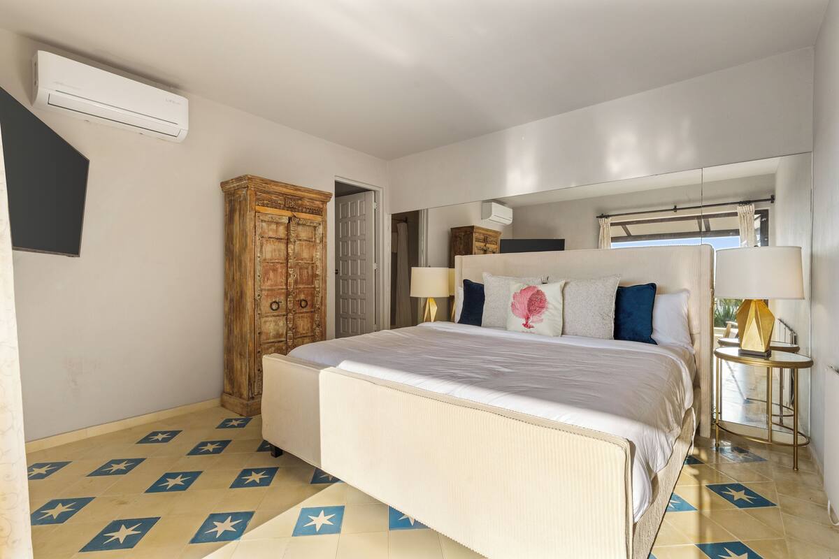 Luxury House, 5 Bedrooms | Iron/ironing board, free WiFi