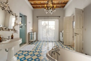 Luxury House, 5 Bedrooms | Bathroom | Hair dryer, towels, soap, shampoo