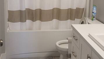 Een haardroger, handdoeken, zeep, toiletpapier