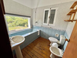 Hair dryer, towels, soap, toilet paper - Room lll je nous between the sea and the lagoon (La Juanita)