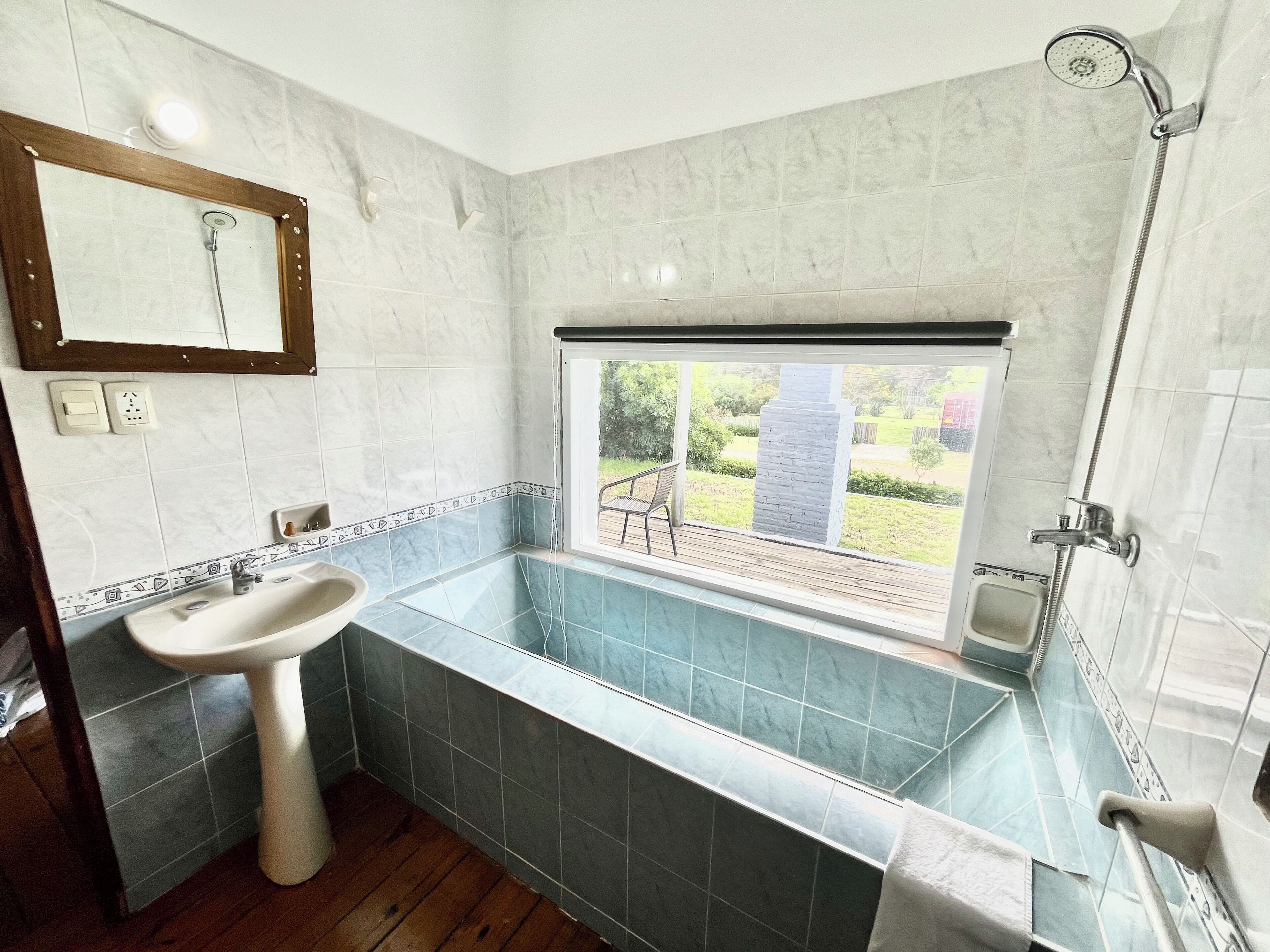 ヘアドライヤー、タオル、石鹸、トイレットペーパー