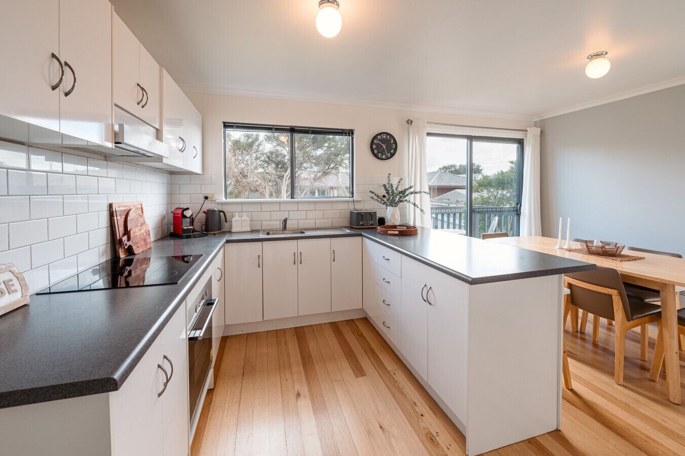 ثلاجة، ميكروويف، فرن، موقد طهي مسطح