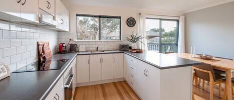 Køleskab, mikrobølgeovn, ovn, kogeplade