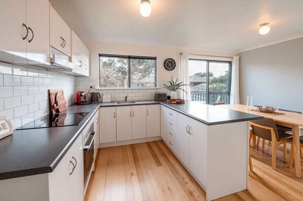 Køleskab, mikrobølgeovn, ovn, kogeplade