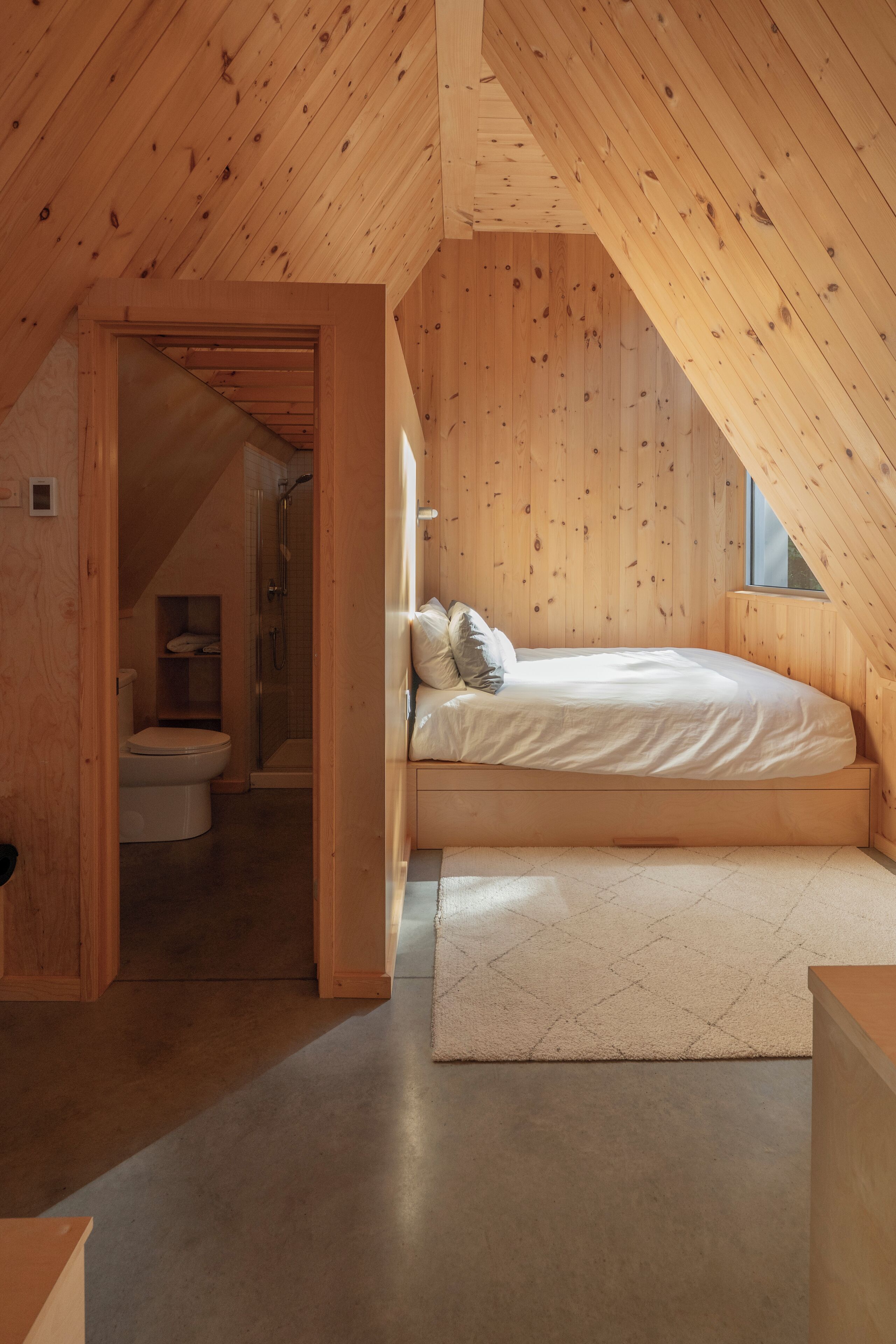 2 室のベッドルーム、デスク、WiFi (無 料)、ベッドシーツ