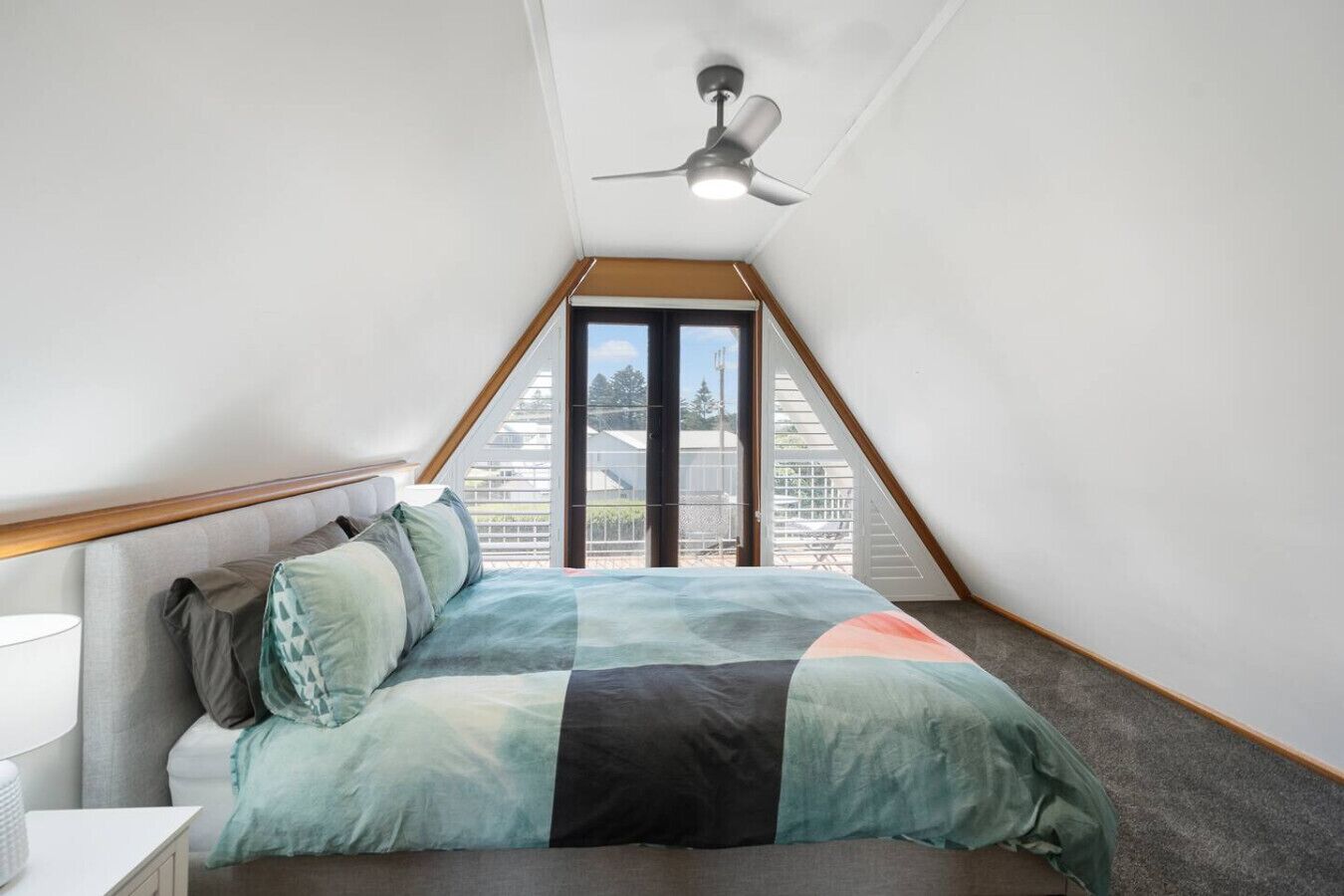 3 عدّة غرف نوم ومكواة/لوح كي وواي فاي وملاءات أسرّة