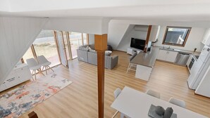 Un apartamento moderno estilo loft con comedor, cocina y sala de estar.