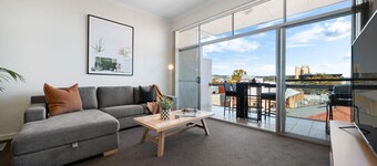 Helena House—A Spacious Urban Retreat