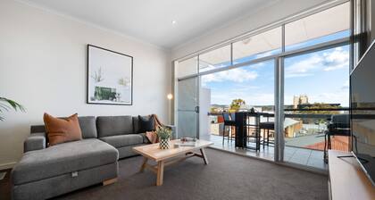 Helena House—A Spacious Urban Retreat