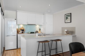 Fridge, microwave, oven, stovetop - Helena House—A Spacious Urban Retreat (Adelaide)