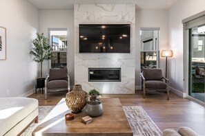 Smart-tv, een open haard, boeken en een stereo