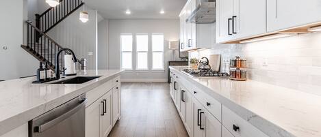 ثلاجة، ميكروويف، فرن، موقد طهي مسطح