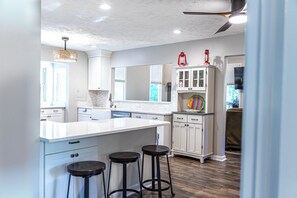 Fridge, microwave, oven, stovetop - Lakefront retreat with private dock & bunk room – perfect for families (Eatonton)