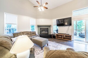 Smart TV, fireplace - Lakefront retreat with private dock & bunk room – perfect for families (Eatonton)