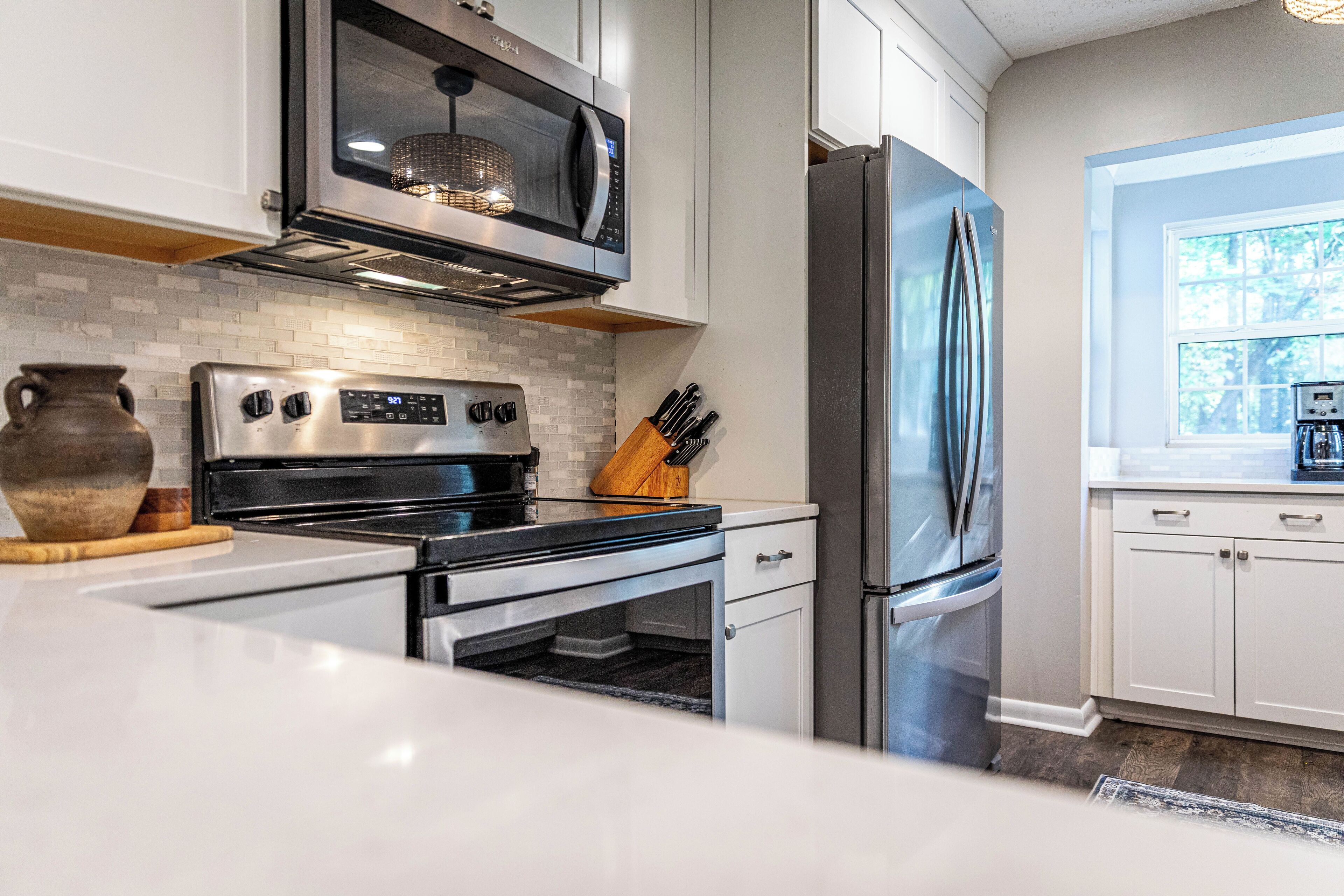 Frigorífico, microondas, horno y placa de cocina